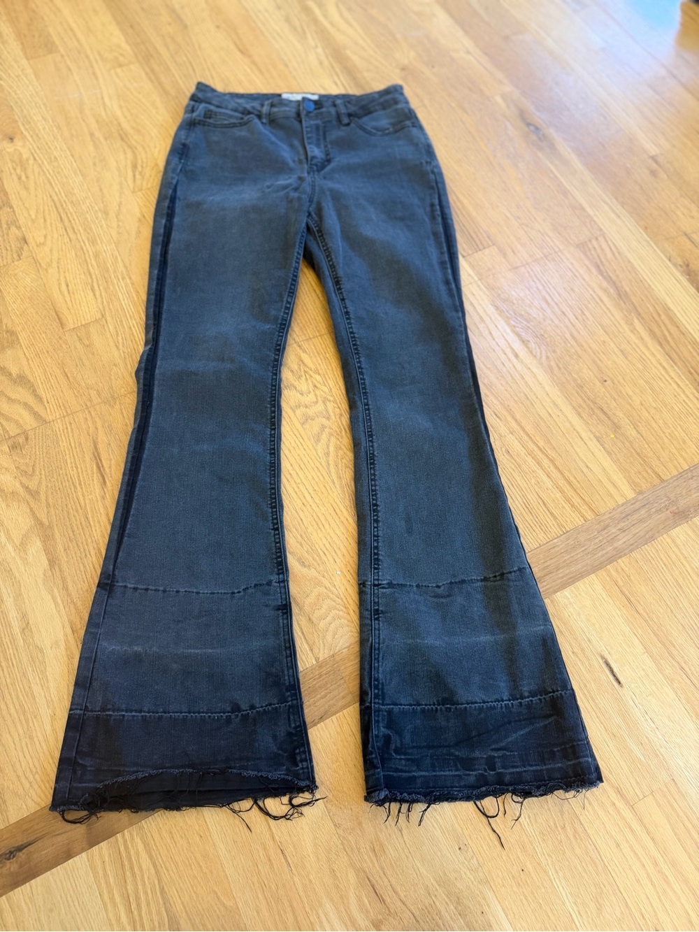 Ladies Size 9/28 "Ban-Jara"High-Rise Black Flare Jeans with Raw Hem GUC